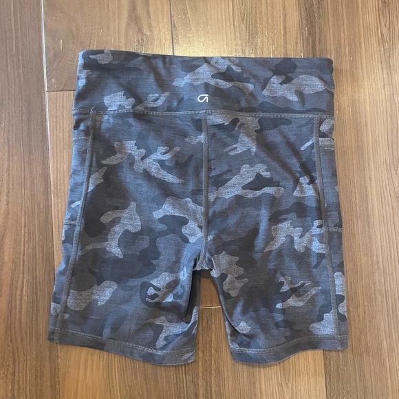 Gap fit blackout technology Camo bike shorts - Picture 2 of 2